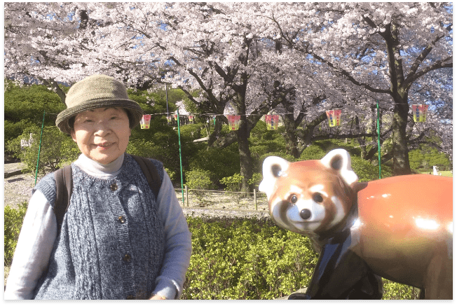 おばあちゃんとレッサーパンダの写真